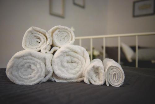 stos ręczników na łóżku w obiekcie Elegant B&B - Il Vicolo storico w mieście Salerno