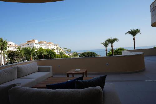 Sea-View Terrace on Banús Marina, 240m Flat