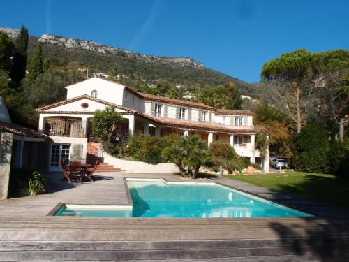 une maison avec une piscine devant dans l'établissement Villa Sainte Colombe, à Vence