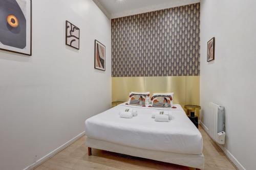Luminous flat in Champs-Elysees