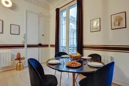 Luminous flat in Champs-Elysees