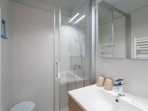 Studio cabine avec balcon, parking privé, accès direct plage, proche centre ville