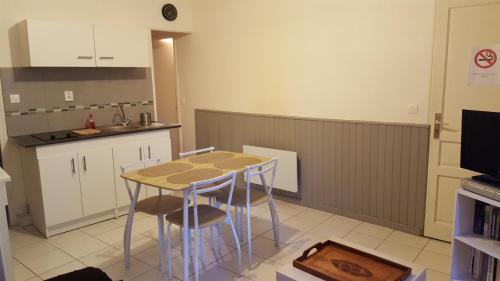 Η κουζίνα ή μικρή κουζίνα στο Les Lavandes