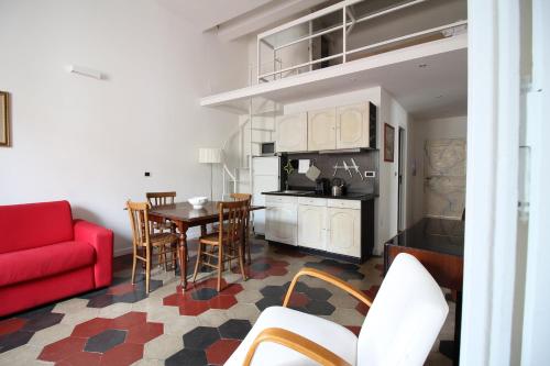 ローマにあるRelax Apartment Zanardelli, Piazza Navonaのリビングルーム(赤いソファ、テーブル付)
