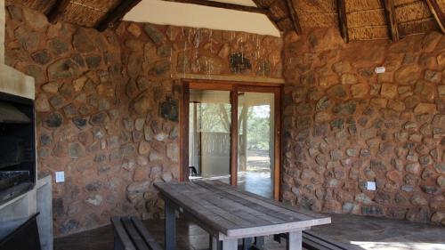 Una televisión o centro de entretenimiento en Thabaledi Game Lodge
