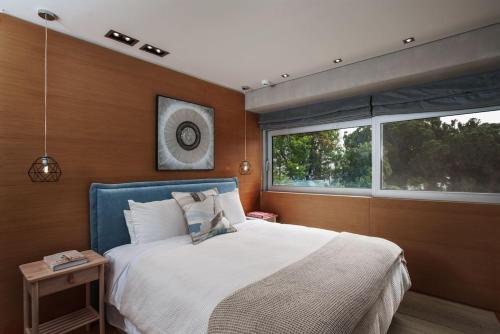 The Vouliagmeni Residence