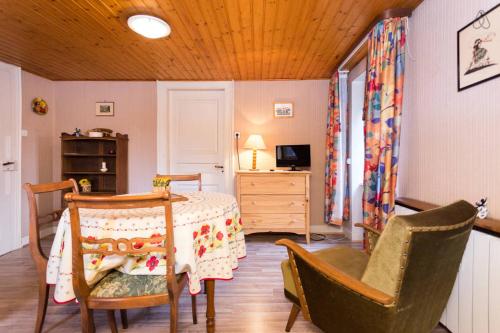 a room with a table and chairs and a desk at Appartement à Munster in Munster