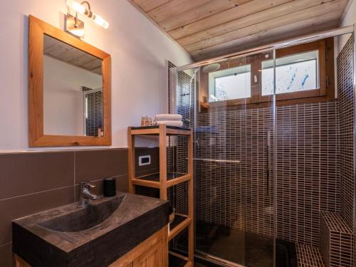 Appartement cosy avec terrasse au centre-ville, 4 pers, parking, WiFi - FR-1-343-222