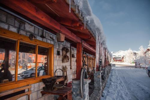 un edificio con la neve sul lato di Hotel Zlatni bor a Žabljak