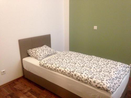 a bed in a bedroom with a pillow on it at Dan In'n Out in Vienna
