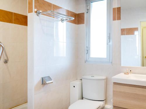 Studio Climatisé Proche Plage et Commerces avec Balcon, Wi-Fi et Parking