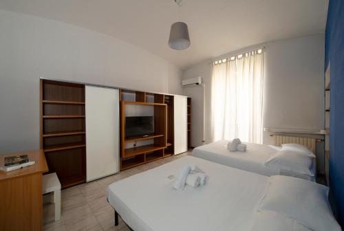 Ample 2-BR Home Steps to Navigli