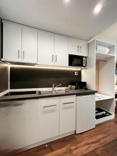 70 steps studio B, 50 meters from Dimokratias metro station