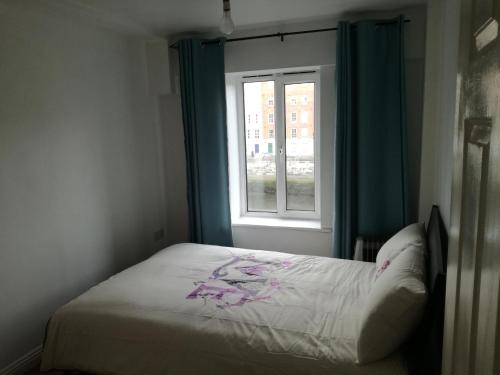Habitación pequeña con cama y ventana en Saint Paul's, en Dublín