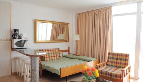 Habitación de hotel con cama, mesa y silla en Apartamentos Roque Nublo, en Playa del Inglés