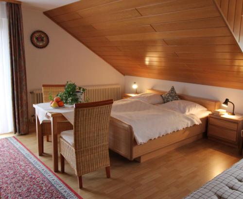 Gästehaus Heimenberg tesisinde bir odada yatak veya yataklar
