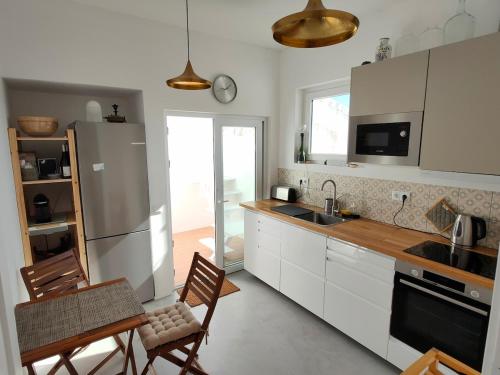 Lagos Roman Ruins - Central 2BR with Rooftop