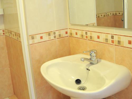 y baño con lavabo blanco y espejo. en Apartamentos Roque Nublo, en Playa del Inglés