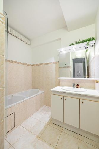Arc de Triomphe-Bail Mobilité-1 large bedroom