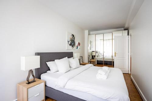 Arc de Triomphe-Bail Mobilité-1 large bedroom