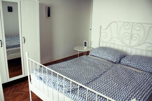um quarto com uma cama, uma mesa e um espelho em Villa Terasa em Molunat