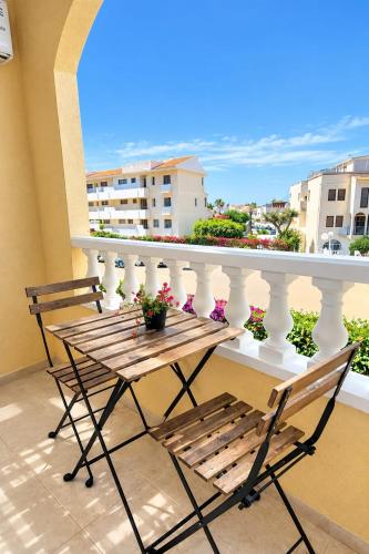 Apartment with balcony, Wifi, AC, 5 min walk to the beach