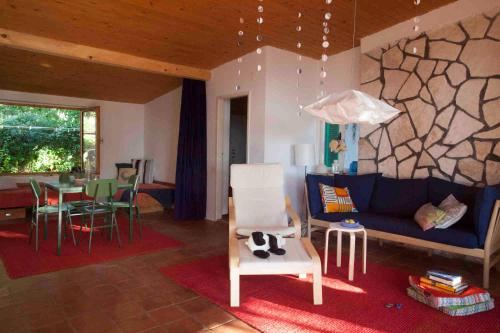 uma sala de estar com um sofá azul e uma mesa em Holiday Home Dajla 35 em Novigrad Istria