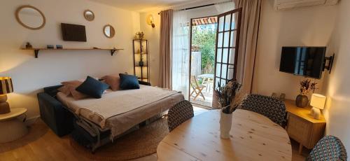New 250m Beach Apt with Pool & Terrace