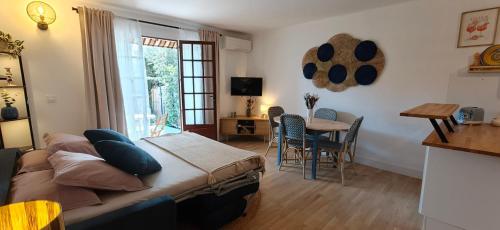 New 250m Beach Apt with Pool & Terrace
