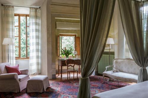 1 dormitorio con 1 cama y sala de estar en Borgo Pignano, en Pignano