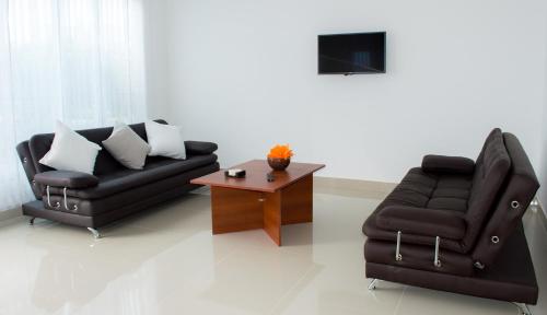 a living room with a couch and a table at Casa Vacacional Flandes in Flandes