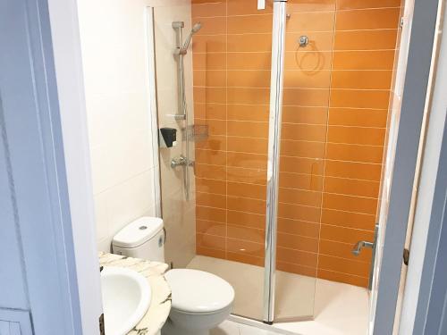 デニアにあるAnacasa Oasis Beach II Marineta AP2116のバスルーム(シャワー、トイレ、洗面台付)