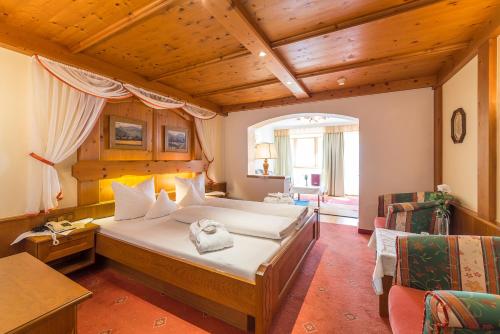 a bedroom with a large bed in a room at Hotel Neue Post in Hippach