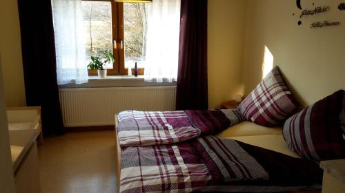 un soggiorno con divano e finestra di Ferienwohnung Lang a Plankenfels
