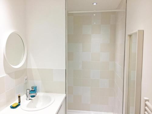 W łazience znajduje się prysznic i umywalka. w obiekcie Superbe appartement sur la plage - Le Zénith w mieście Palavas-les-Flots