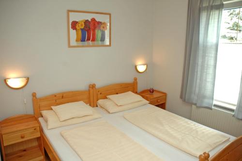 Giường trong phòng chung tại Fészek Apartmanház