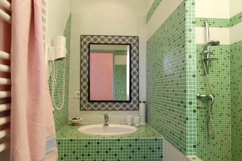 une salle de bain avec un lavabo et un miroir dans l'établissement Chambres d'Hôtes Logis de l'Astrée, à Saint-Bris-des-Bois