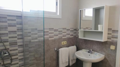 A bathroom at Apartamentos ORLANDO en Costa Adeje