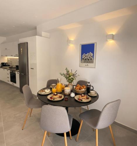 Modern Coastal Retreat in the Heart of Syros