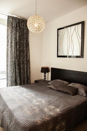 Apartment on Rue De France 4