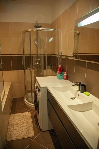 Apartment on Rue De France 4
