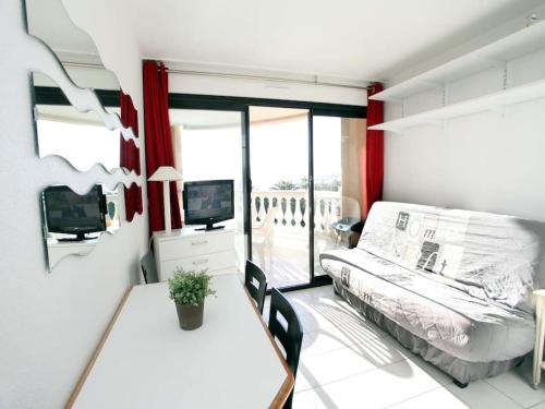 une chambre avec un lit et un balcon dans l'établissement #Cannes Boccacabana Beach, Seafront, in Résid Pierre&Vacances Classé 3 Stars, à Cannes