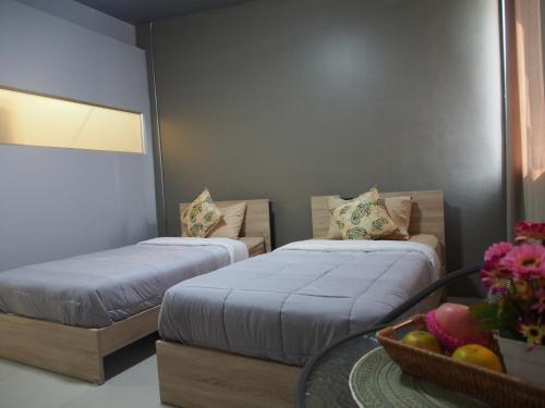 Кровать или кровати в номере Sriyanar Place