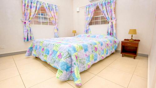 Llit o llits en una habitació de Bougainvillea Apartments