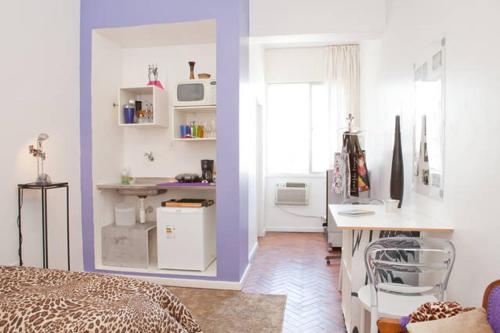 a bedroom with purple walls and a desk in a room at Lapa I Cultura Museus e Praias no Centro GR in Rio de Janeiro