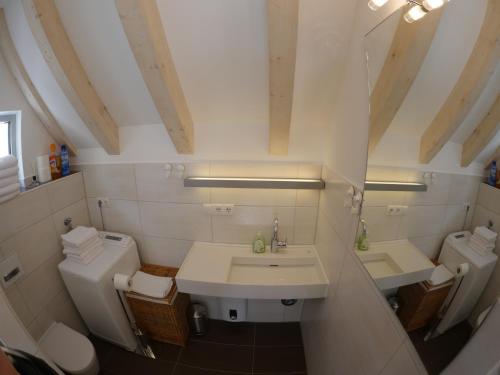 ein kleines Bad mit einem Waschbecken und einem WC in der Unterkunft Haus "Zum Schwarzen Stiefel" in Bamberg