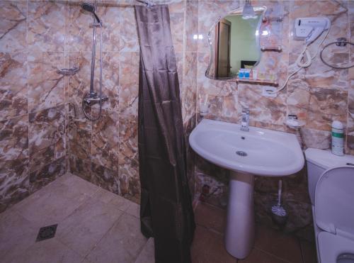 Vannituba majutusasutuses Marshal Resort Kobuleti