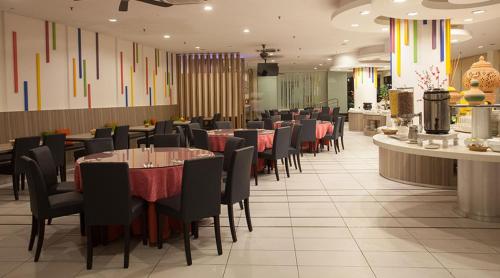 a restaurant with tables and chairs and a buffet at Hotel Seri Malaysia Genting Highlands in Genting Highlands
