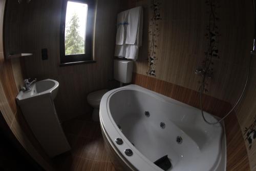 Ένα μπάνιο στο Casa Laur cu plajă privată