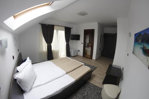 Un pat sau paturi într-o cameră la Casa Laur cu plajă privată